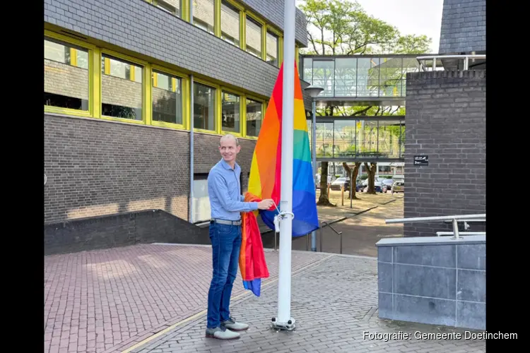 Met trots hijsen we vandaag onze regenboogvlag